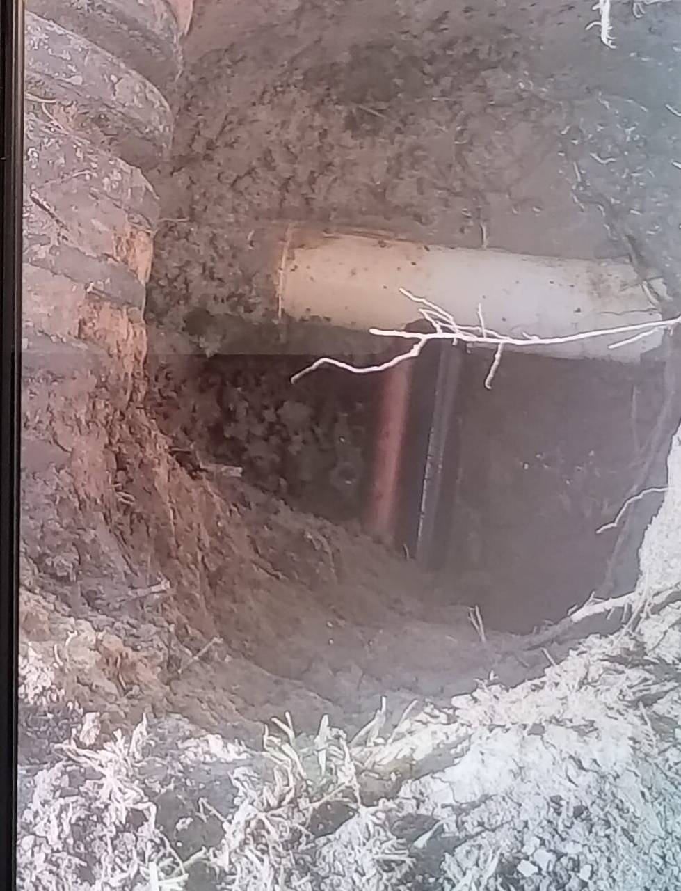 Drain camera monitor view showing the inside of a pipe with debris